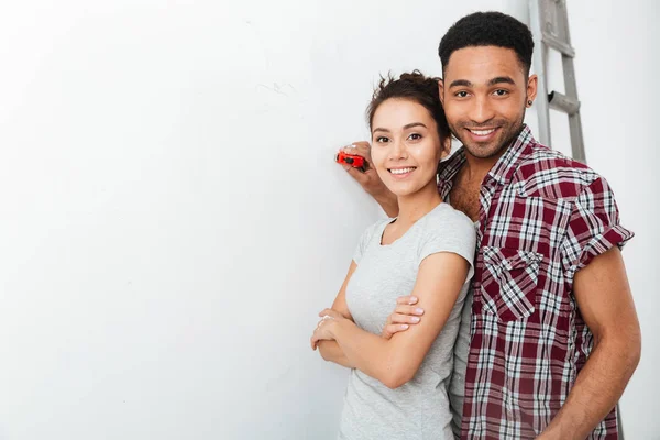 Mutlu çok ırklı yung çift birlikte ayakta portresi