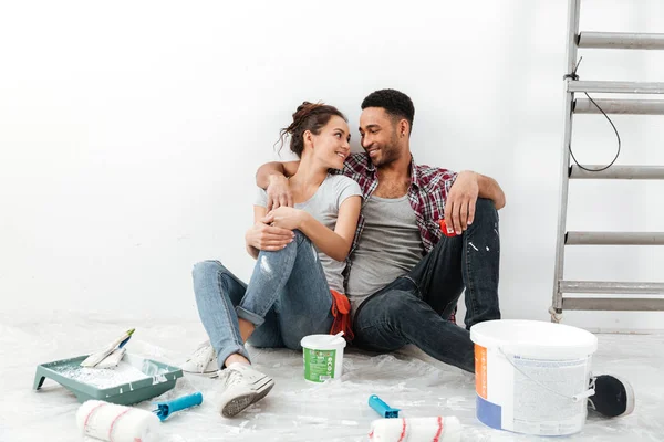 Glada multietniskt ungt par renovera hem och vila — Stockfoto