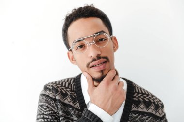 Çekici genç Afrika adam izole