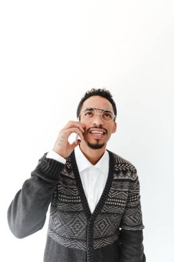 Telefonla konuşan genç Afrika adam konsantre.