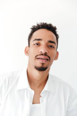 Ciddi genç Afrika adam izole