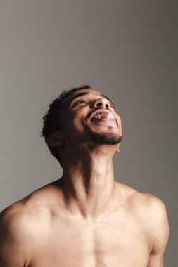 Komik Afrika adam gri arka plan üzerinde izole.