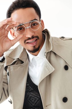 İzole Afrika yakışıklı genç