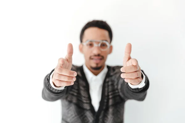 Knappe jonge Afrikaanse man wijzen. Focus op handen. — Stockfoto