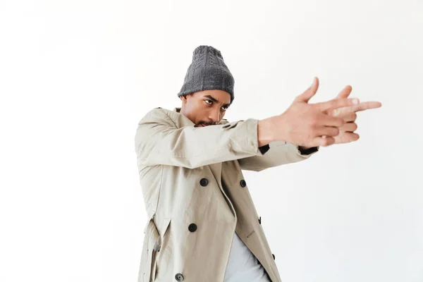 Guapo joven africano señalando . — Foto de Stock