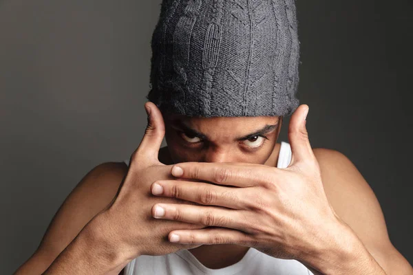 Young african man isolated covering face with hands. — Stock Photo, Image