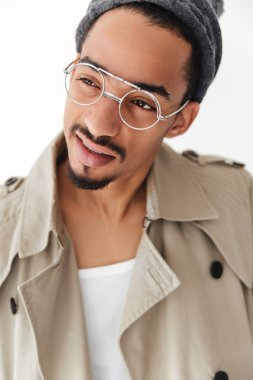 Çekici genç Afrika adam izole