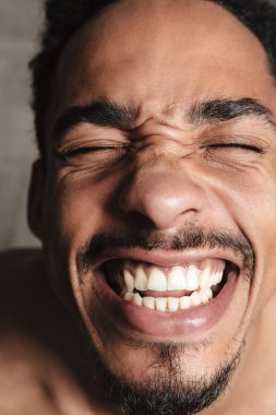 Komik Afrika adam gri arka plan üzerinde izole. Gözleri kapalı.