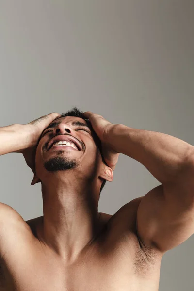 Joven hombre africano divertido aislado sobre fondo gris . — Foto de Stock