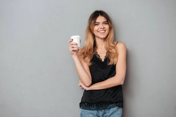 Mujer positiva sosteniendo taza de cofee —  Fotos de Stock