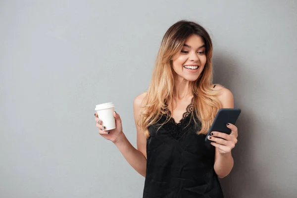 Retrato de una chica bonita feliz sosteniendo la taza de café — Foto de Stock