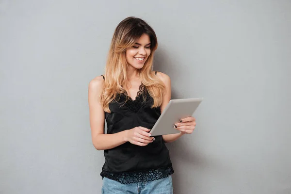 Retrato de uma jovem sorridente usando computador tablet — Fotografia de Stock