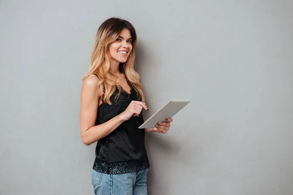 Πορτρέτο του μια νεαρή κοπέλα χαμογελαστή χρησιμοποιώντας υπολογιστή tablet — Φωτογραφία Αρχείου