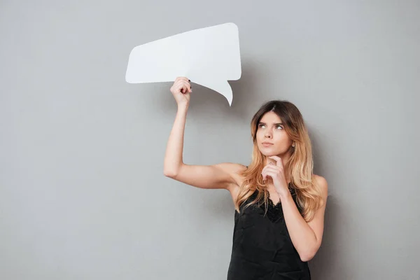 Portait de una encantadora chica pensativa sosteniendo la burbuja del habla — Foto de Stock