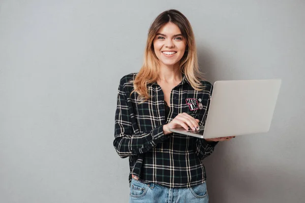 Πορτρέτο του ένα ευτυχισμένο χαρούμενο κορίτσι που χρησιμοποιούν φορητό υπολογιστή — Φωτογραφία Αρχείου