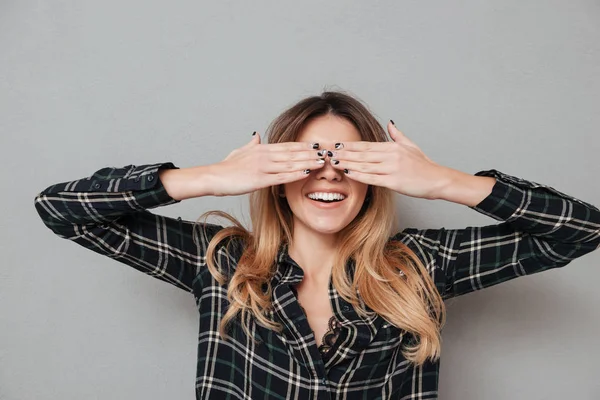 Portré egy nevető lány, amely a szemét a kezét — Stock Fotó