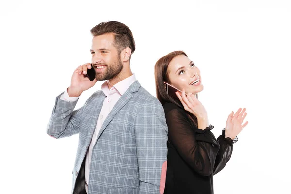 Feliz joven pareja cariñosa hablando por teléfono . — Foto de Stock