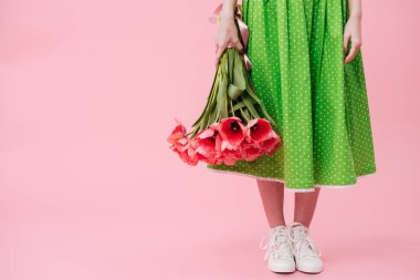 Kırpılmış görüntü kadın çiçek buketi tutan