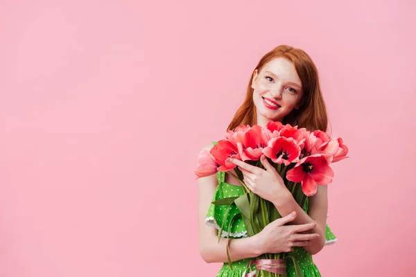 Lächelnde Ingwerfrau mit Blumenstrauß — Stockfoto