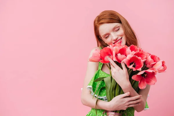 Mujer jengibre feliz sosteniendo ramo de flores —  Fotos de Stock