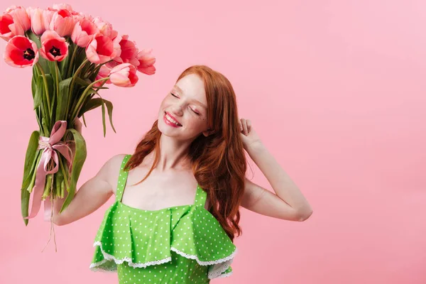 Imagen de Mujer jengibre sonriente con flores de ramo — Foto de Stock