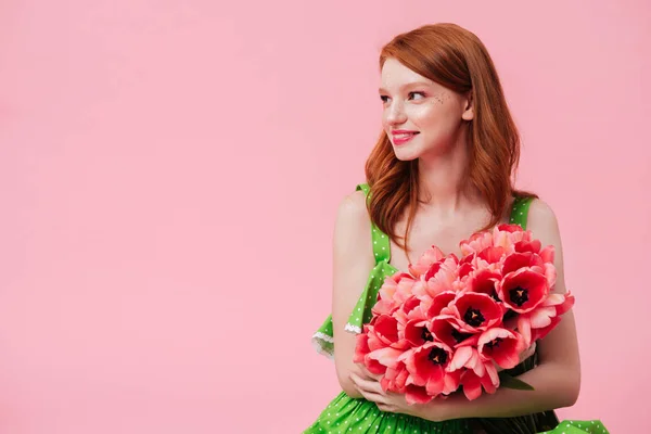 Mujer bastante sonriente sosteniendo ramo de flores — Foto de Stock