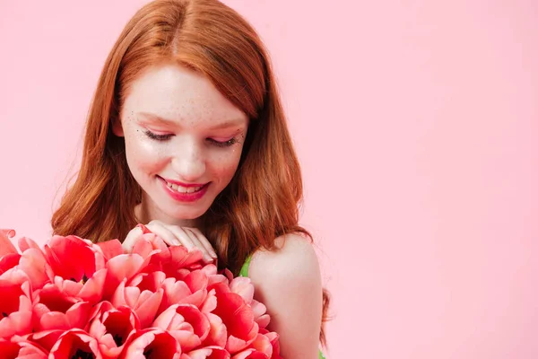 De cerca retrato sonriente mujer sosteniendo ramo de flores —  Fotos de Stock
