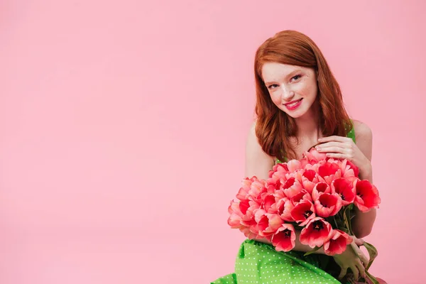 Молодая красивая женщина с букетом цветов — стоковое фото