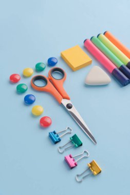 Mavi arka plan tablosunda ofis malzemeleri