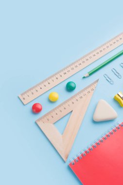 Mavi arka plan tablosunda ofis malzemeleri