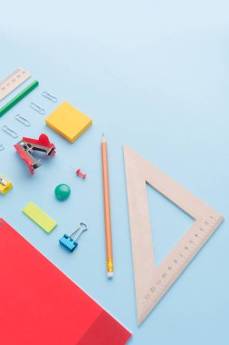 Mavi arka plan tablosunda ofis malzemeleri