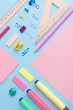 Mavi arka plan tablosunda ofis malzemeleri