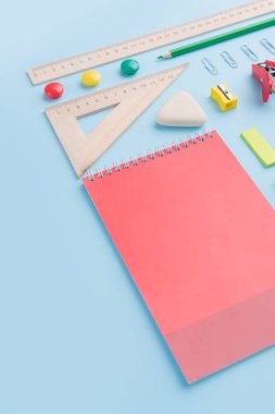 Mavi arka plan tablosunda ofis malzemeleri