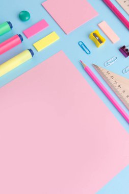 Mavi arka plan tablosunda ofis malzemeleri