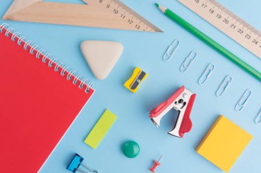 Mavi arka plan tablosunda ofis malzemeleri