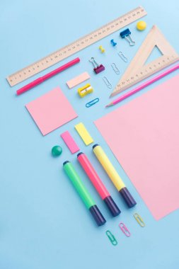 Mavi arka plan tablosunda ofis malzemeleri