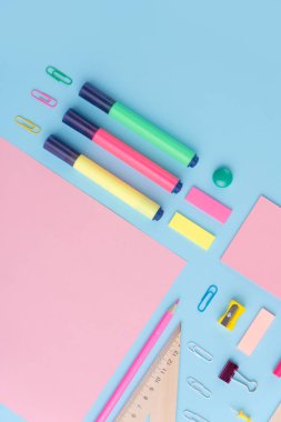 Mavi arka plan tablosunda ofis malzemeleri