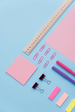 Mavi arka plan tablosunda ofis malzemeleri