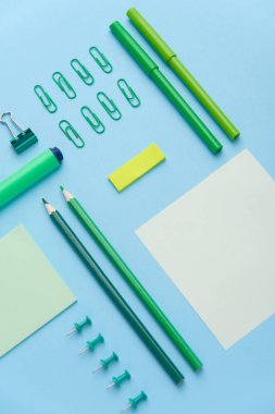 Mavi arka plan tablosunda ofis malzemeleri