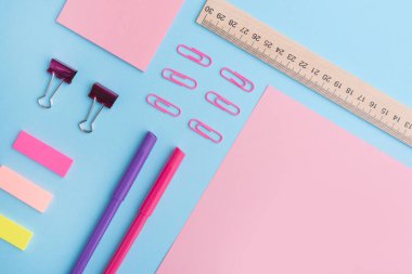 Mavi arka plan tablosunda ofis malzemeleri