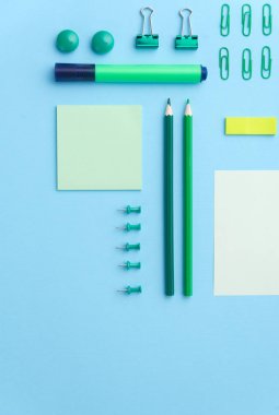 Mavi arka plan tablosunda ofis malzemeleri