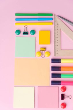Pembe arka plan tablosunda ofis malzemeleri