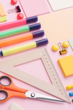 Pembe arka plan tablosunda ofis malzemeleri