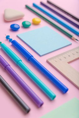 Pembe arka plan tablosunda ofis malzemeleri