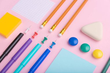 Pembe arka plan tablosunda ofis malzemeleri