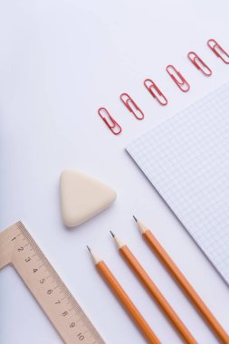 Beyaz arka plan tablosundaki ofis malzemeleri