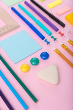 Pembe arka plan tablosunda ofis malzemeleri