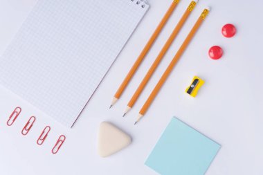 Beyaz arka plan tablosundaki ofis malzemeleri