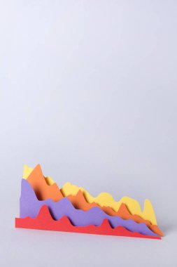 Gri arka plan üzerinde yalıtılmış iş grafikleri.