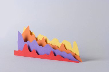 Gri arka plan üzerinde yalıtılmış iş grafikleri.